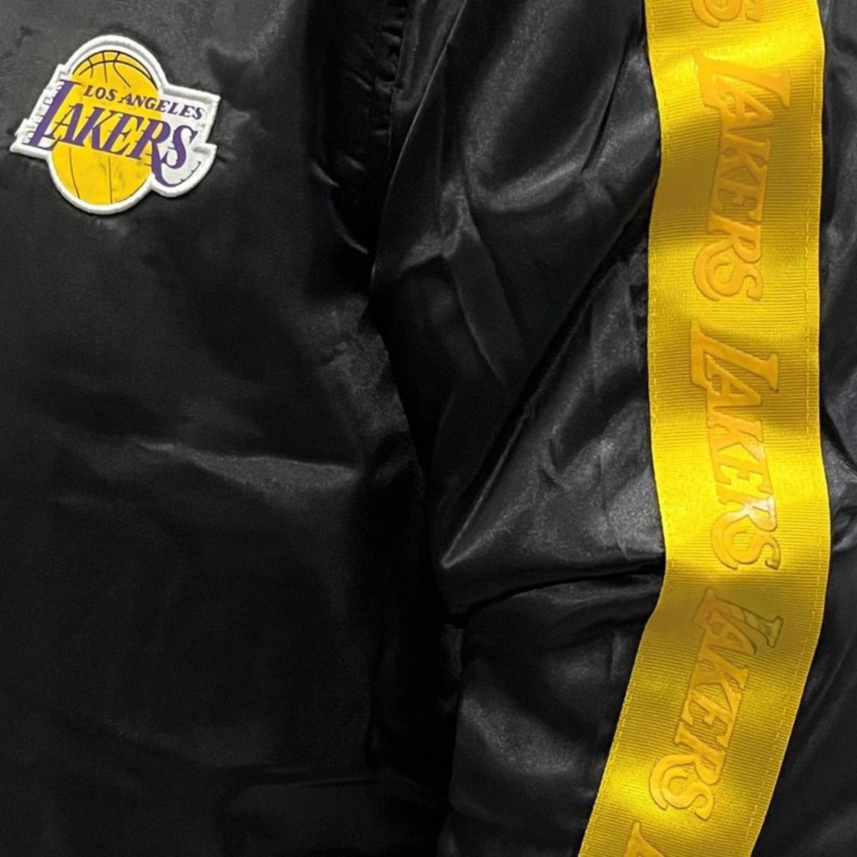 JAQUETA NBA MASCULINA LAKERS CETIM PESADA ORIGINAL - Imagem 4