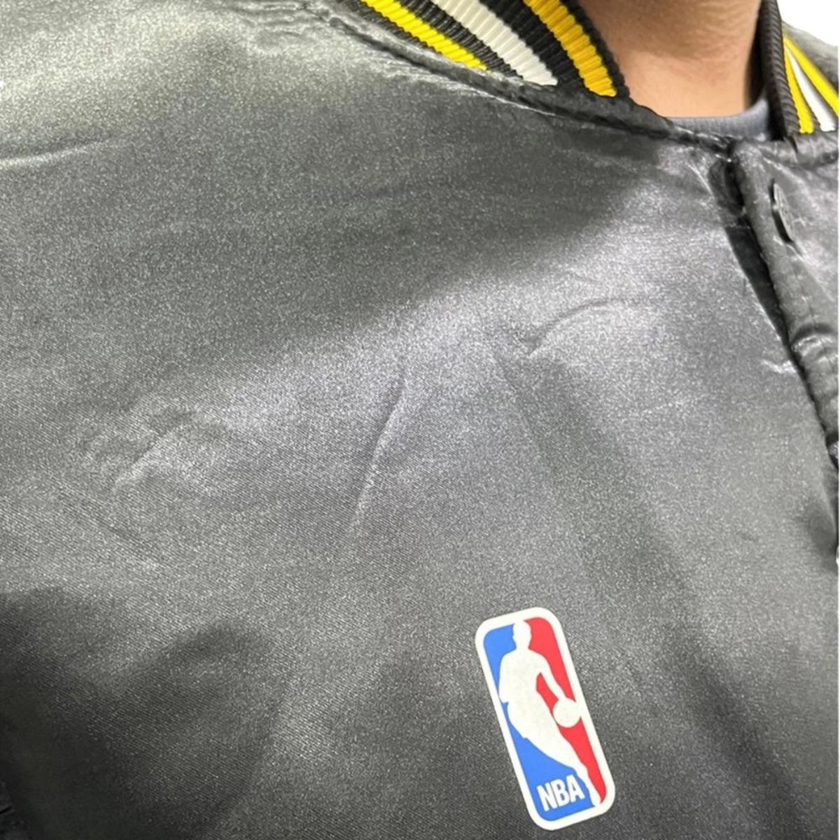 JAQUETA NBA MASCULINA LAKERS CETIM PESADA ORIGINAL - Imagem 5